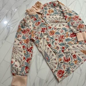 Floral Blouse with a Ruffle Collar and Long Sleeves. Size M NWOT